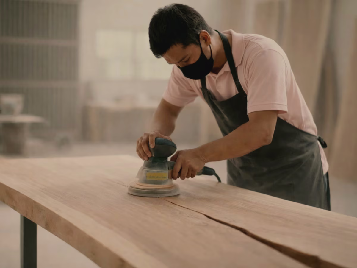 Travail de finition artisanal sur une section de bois brut